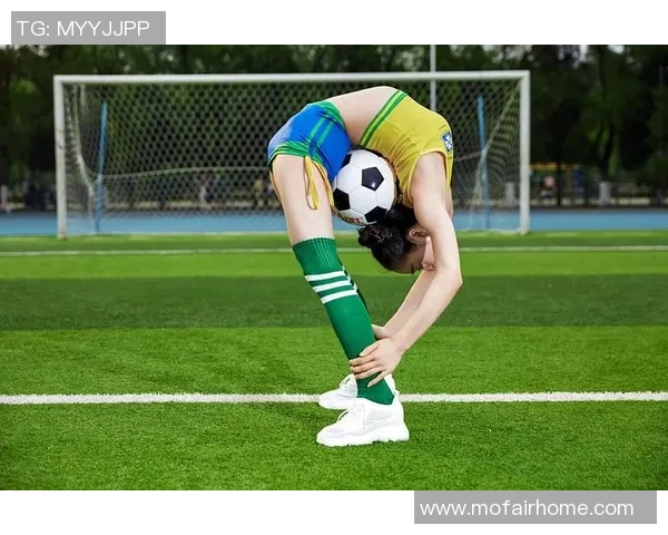 足球明星化身普通人街头踢球无人识破真身引发热议