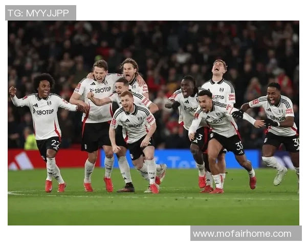 足球星探场边凝视球员未来潜力捕捉赛场希望瞬间